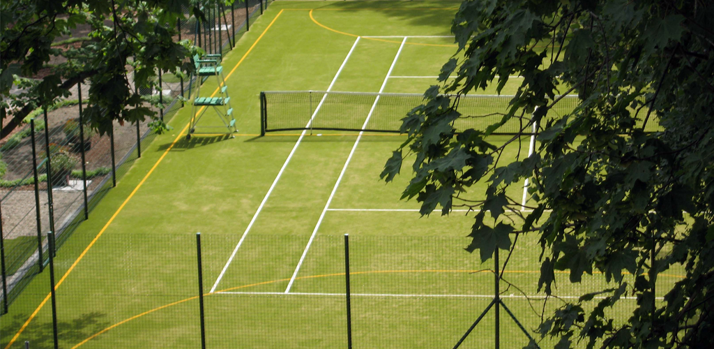 Gazon synthétique dans terrain de tennis