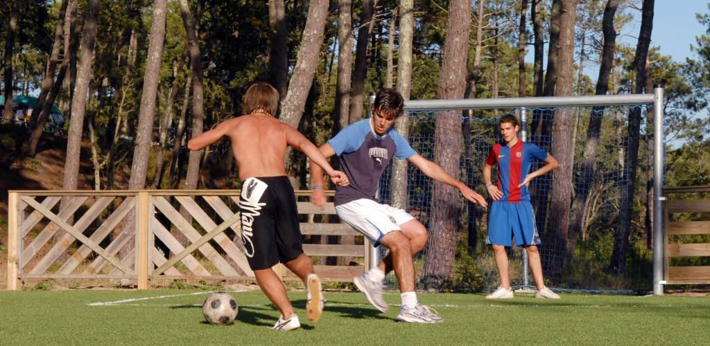 Gazon artificiel sur terrain de foot