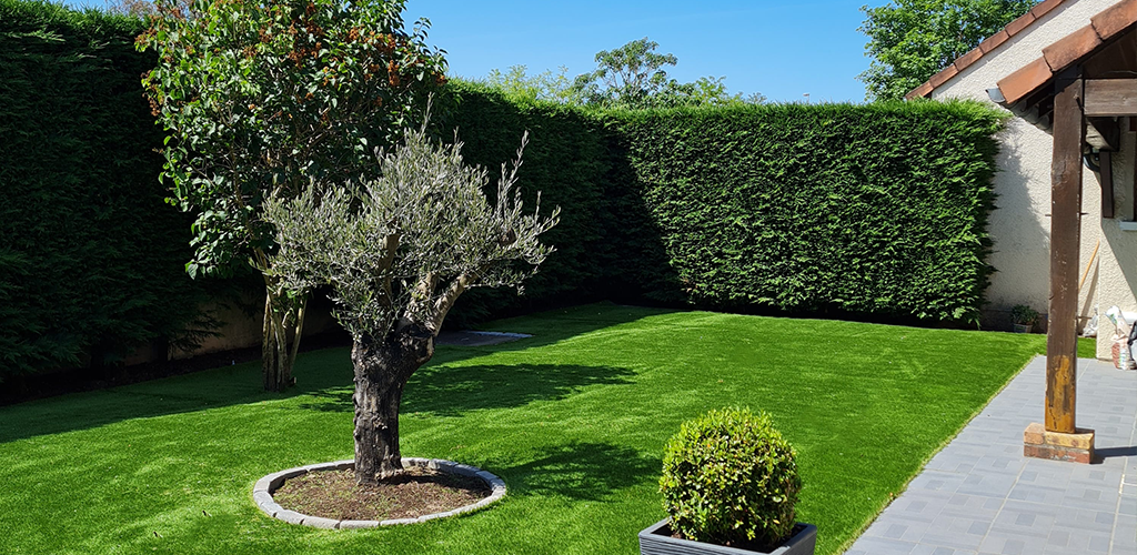 Gazon synthétique autour d'un arbre