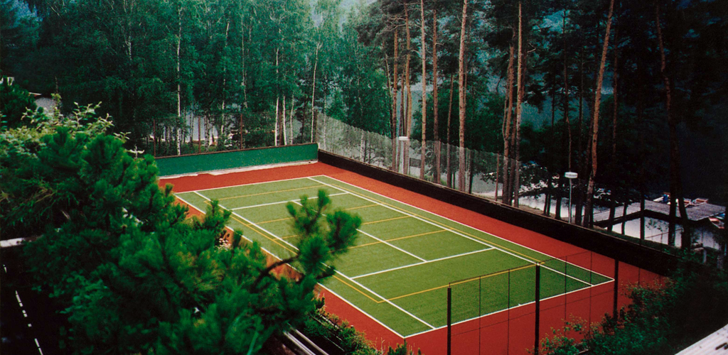 synthetic grass on tennis court