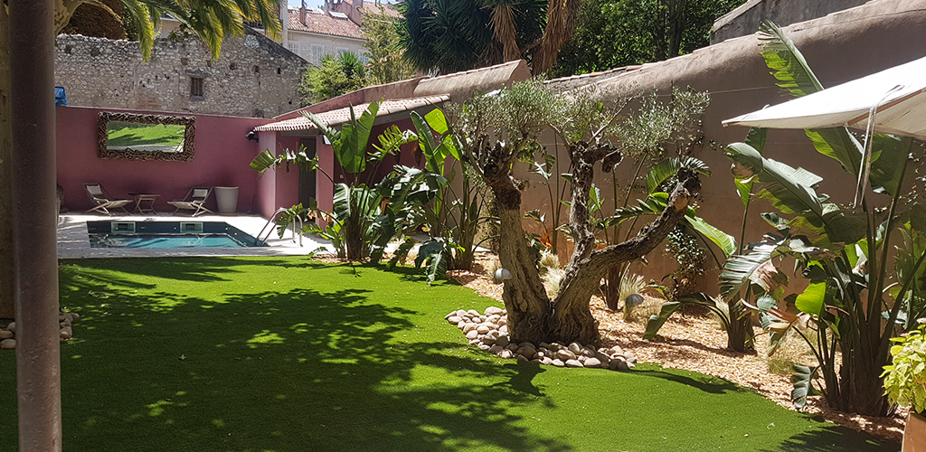 Artificial grass in the garden