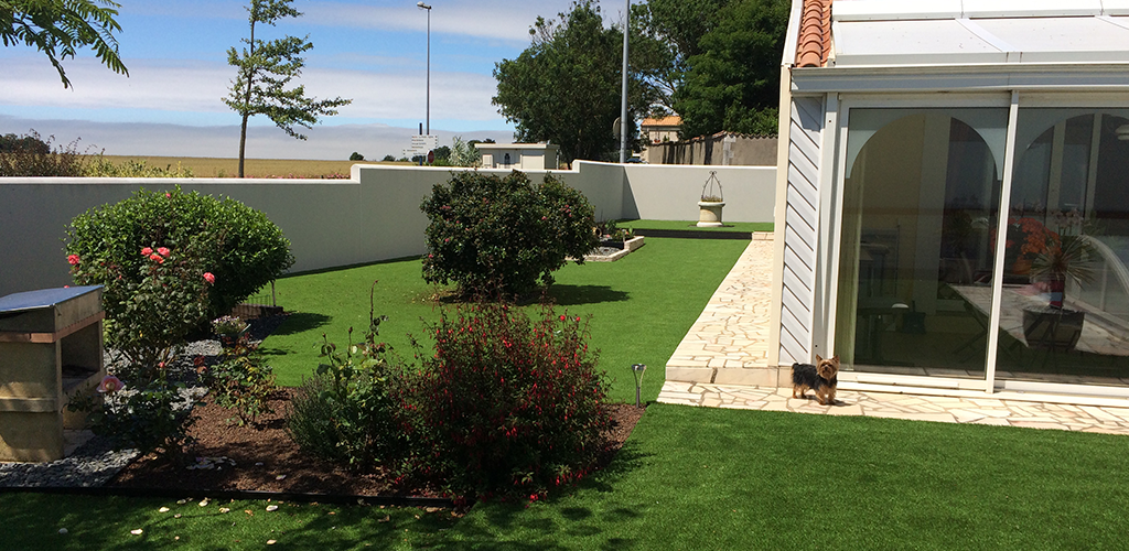 Gazon synthétique dans un beau jardin