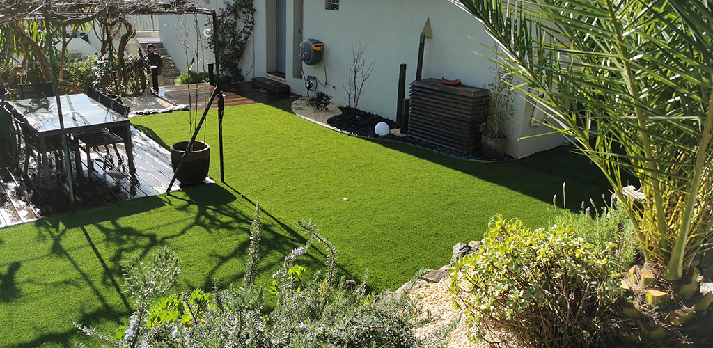 Gazon synthétique dans un jardin